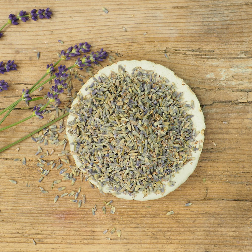 Lavendelblüten in einer Schale auf Holztisch - Getrocknete Lavendelblüten für Aromatherapie und Dekoration